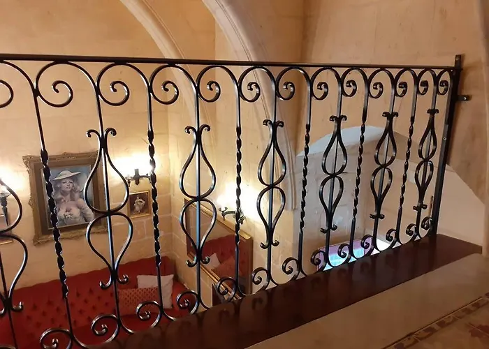 Cozy Corner House In Valletta - Authentic!