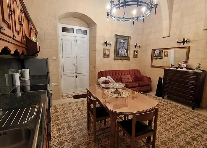 Cozy Corner House In Valletta - Authentic!